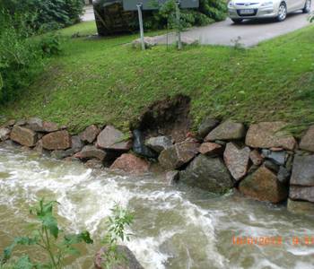Bild 2: Schlottwitzgrundbach nach dem Hochwasser 2013; Die kurzgemähte Böschung konnte der abtragenden Kraft des Wassers nichts entgegensetzen, die Erosion war unvermeidlich.